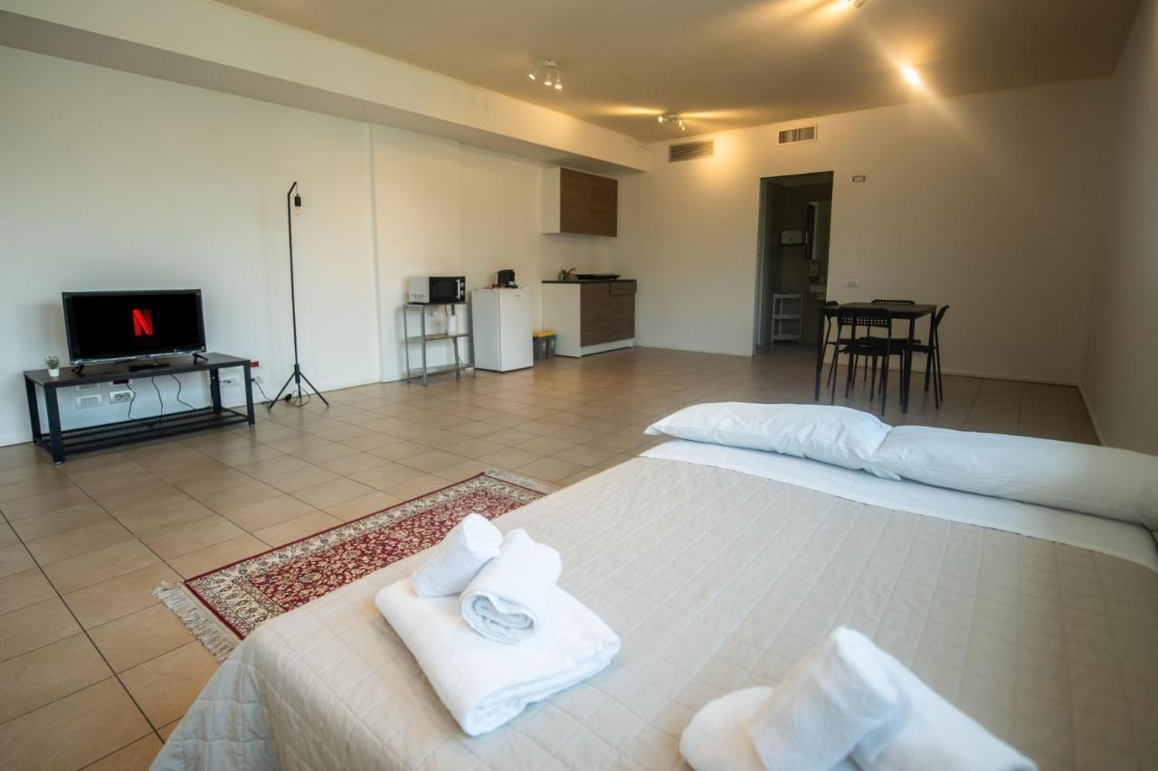 Ferienwohnung 350 M Dalla Stazione L Parcheggio Free L Nova Loft Parma Exterior foto